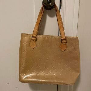 Luis Vuitton shoulder bag